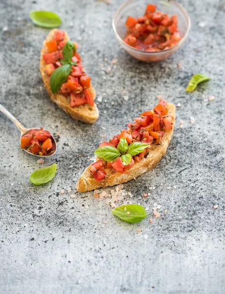 Tomat och basilika bruschetta smörgås — Stockfoto
