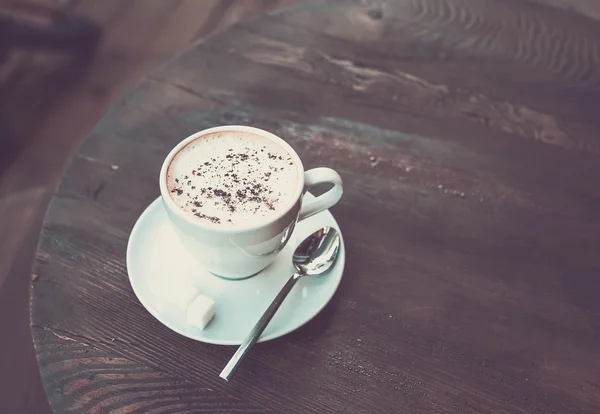Cangkir cappuccino di lama — Stok Foto