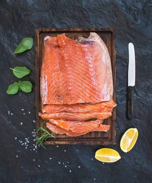 Smoked salmon filet with lemon — Stock Photo, Image