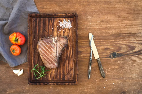 Carne cozida bife em t-bone — Fotografia de Stock