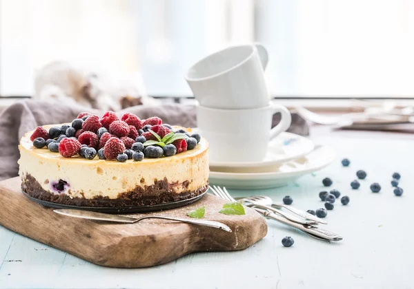 Cheesecake met verse frambozen en bosbessen — Stockfoto