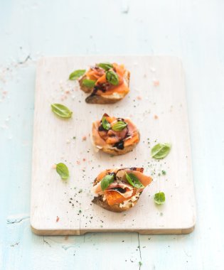 Bruschettas Prosciutto ile kavrulmuş kavun