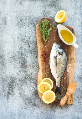 Taze çiğ kılıçbalığı veya çipura balık