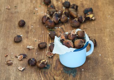 Mavi mine mug içinde kavrulmuş kestane