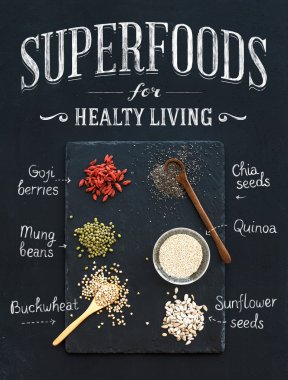 Superfoods Siyah Kara tahta arka plan üzerinde