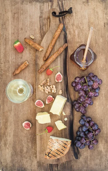 Glass of white wine, cheese board — 스톡 사진