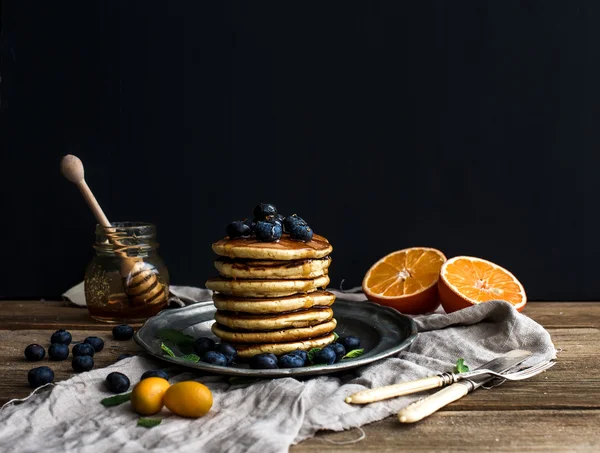 Pfannkuchen-Turm mit frischen Blaubeeren, — Stockfoto