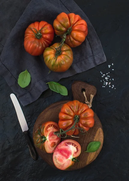 Tomates frescos y maduros — Foto de Stock
