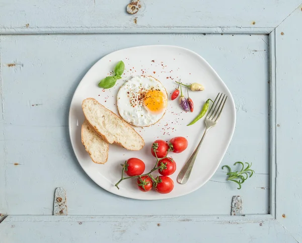 Breakfast set. Fried egg, bread slices — Stok fotoğraf