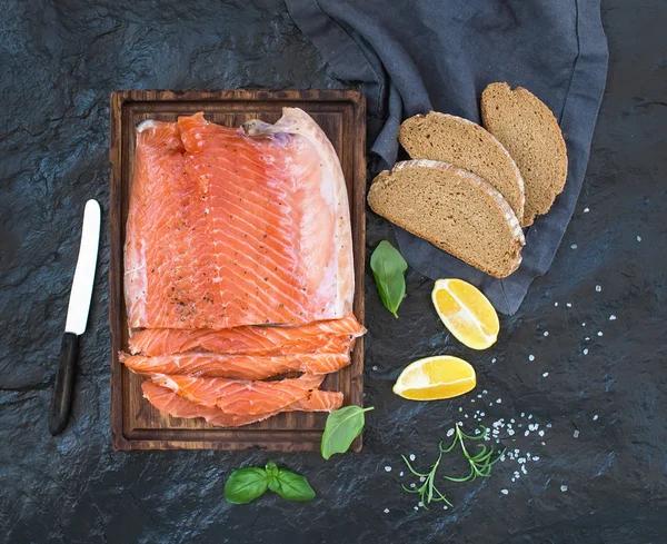 Smoked salmon filet with lemon, — Stock Photo, Image