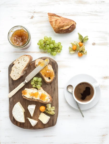 Sandwiches de queso Brie y mermelada de higo — Foto de Stock