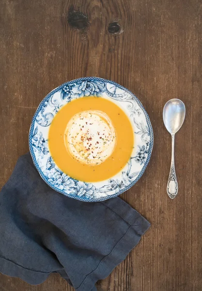 Домашний тыквенный кремовый суп — стоковое фото