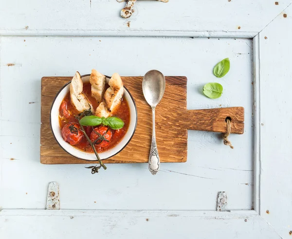 Italská polévka rajčaty, česnekem a bazalkou — Stock fotografie
