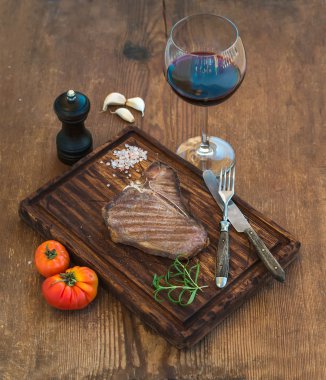 Pişmiş et t-bone biftek