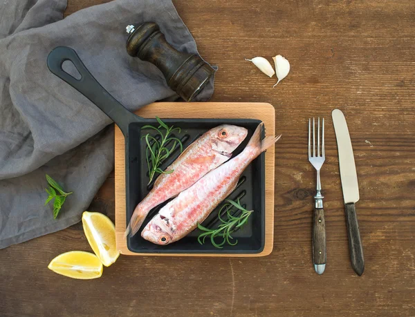 Peixes de tainha vermelha crus não cozidos — Fotografia de Stock