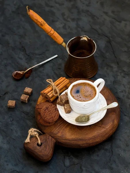 Cup of black coffee with chocolate biscuits — Zdjęcie stockowe