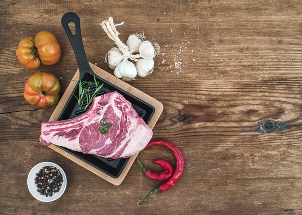 Bife de ribeye de carne fresca cru com pimenta — Fotografia de Stock