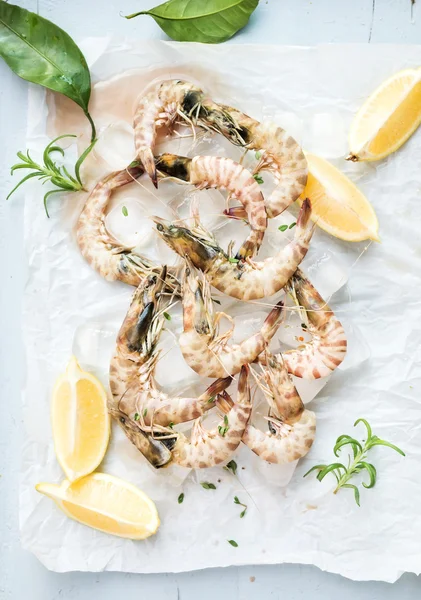 Camarones frescos sin cocer con limón —  Fotos de Stock