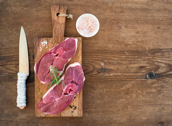 Carne fresca crua entrecote de cordeiro e temperos — Fotografia de Stock