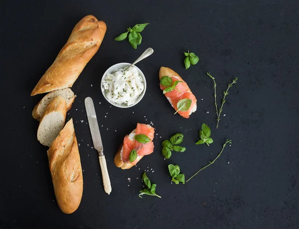 Lax, ricotta och basilika smörgåsar — Stockfoto