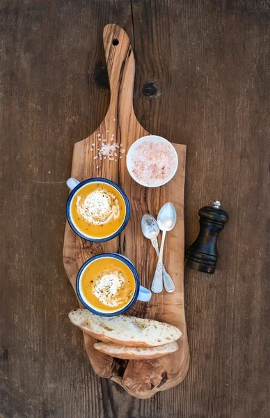 Домашний тыквенный кремовый суп — стоковое фото