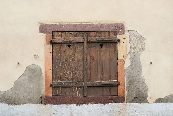 Persianas de madera medieval antiguas cerradas . — Foto de Stock