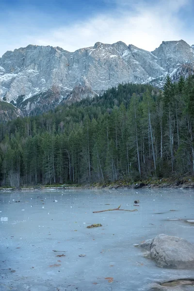 Frozen forest lake in Bavarian Alps — Stockfoto