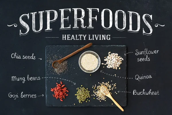 Superfoods auf schwarzem Tafelgrund — Stockfoto