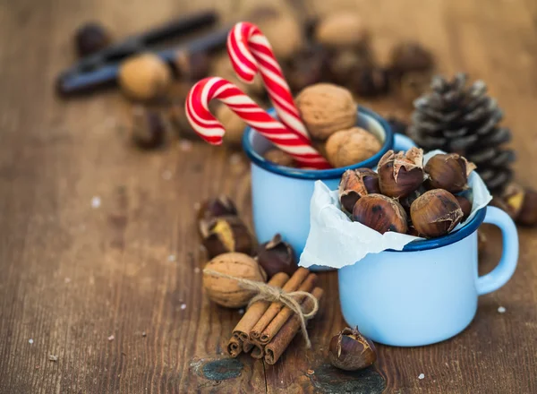 Traditionelles Weihnachtsessen und Dekoration. — Stockfoto