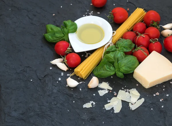 Інгредієнти для приготування макаронів . — стокове фото