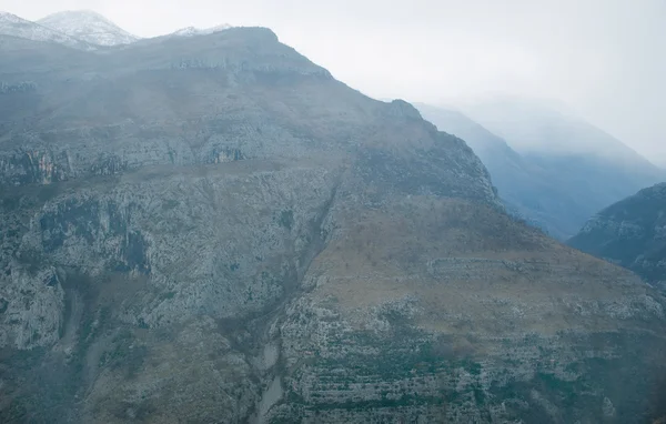 Pohled přes zamlžené montain rock — Stock fotografie