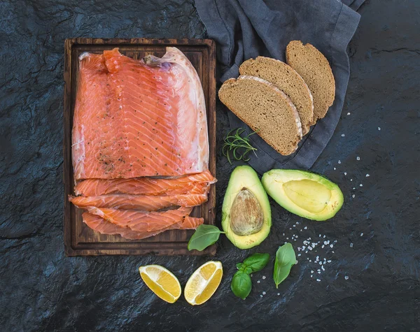 Smoked salmon filet with lemon — Stock Photo, Image