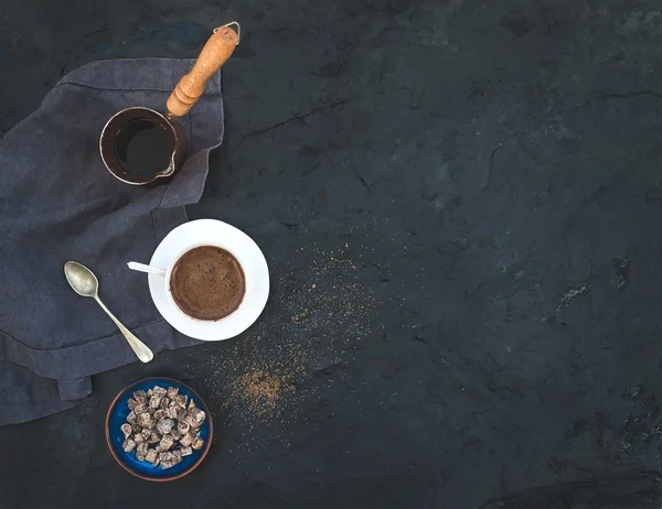 Чашка черного кофе с сушеным инжиром — стоковое фото