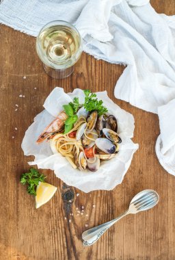 Spaghetti with clams and shrimps in bowl