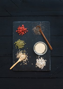 Superfoods Siyah Kara tahta arka plan üzerinde