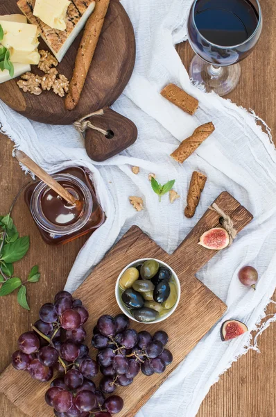 Glass of red wine, cheese board — Stock Photo, Image