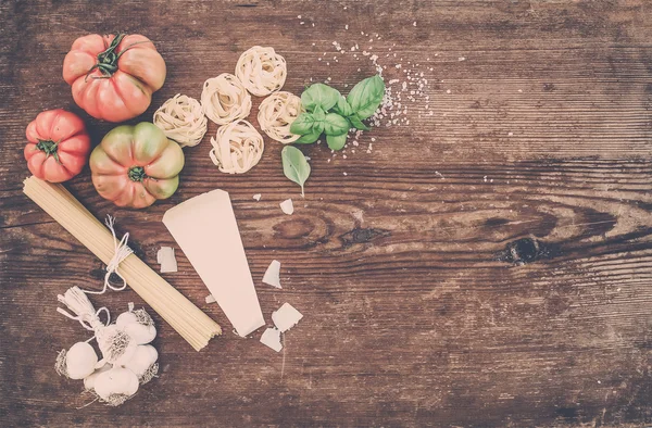 Ingrediënten voor het koken van pasta. — Stockfoto