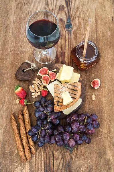 Glas Rotwein, Käseplatte — Stockfoto