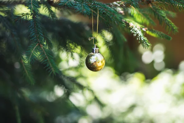 Kerstmis gouden speelgoed bal — Stockfoto