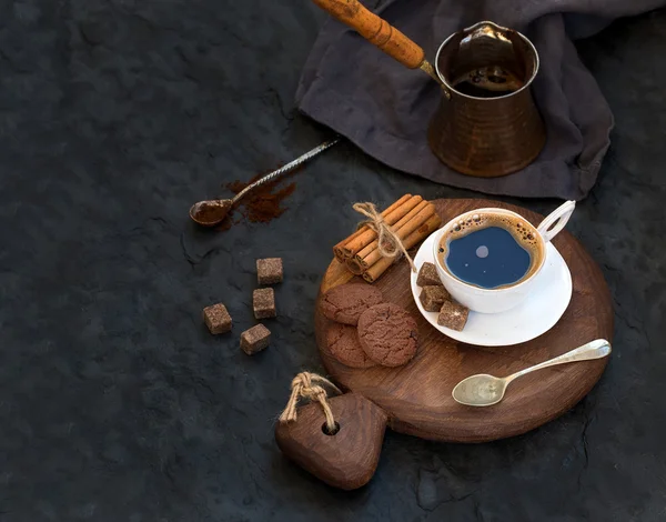 Cup of black coffee with chocolate biscuits — Zdjęcie stockowe