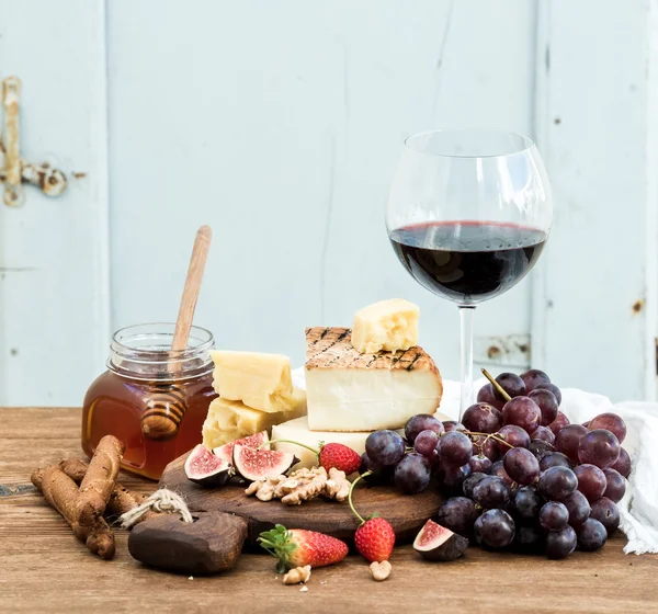 Glas Rotwein, Käseplatte — Stockfoto