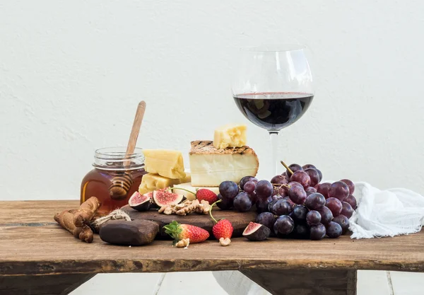 Glas Rotwein, Käseplatte, Trauben — Stockfoto