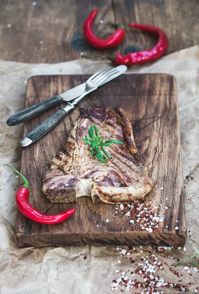 Carne cozida bife em t-bone — Fotografia de Stock