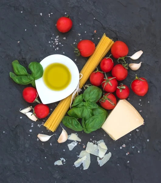 Zutaten zum Kochen von Pasta. — Stockfoto