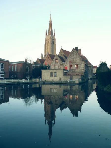 Bélgica, e é reflexo na água . — Fotografia de Stock