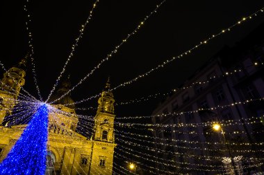 Ağaç Noel pazar meydanında ışıkları ile kürk