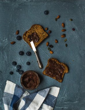 Bütün tahıl ekmeği tost
