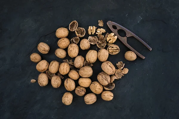 Орехи с орехами на каменном фоне — стоковое фото