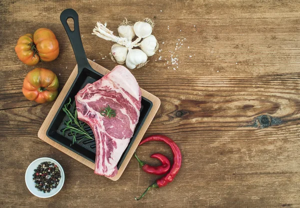 Rohes frisches Fleisch Ribeye Steak mit Pfeffer — Stockfoto