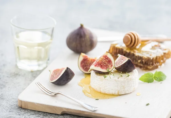 Camembert or brie cheese with fresh figs — Stock Photo, Image